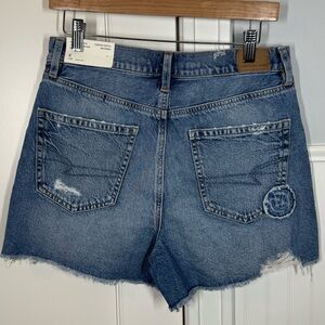 American Eagle Highest Rise 90’s Boyfriend Short size 8 smiley face embroidery